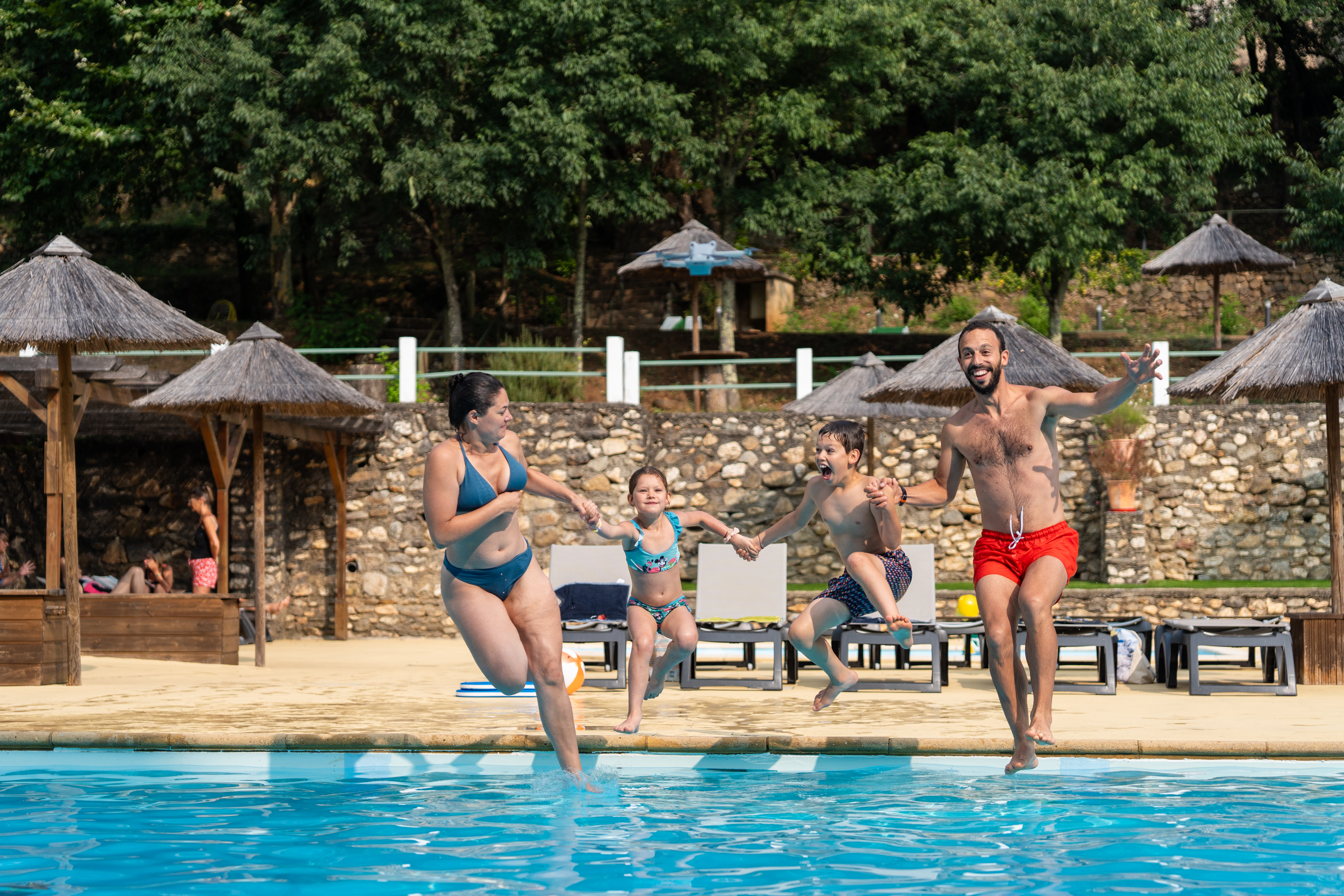 Piscine familial camping la Clémentine