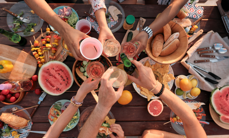 Repas convivial Camping La Clementine